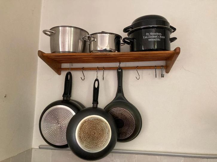 Twee vintage houten keukenrekjes pannenrekjes muurrekjes, Antiek en Kunst, Antiek | Keukenbenodigdheden, Ophalen of Verzenden