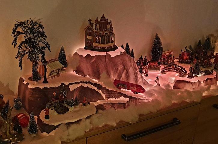 Lemax & Dickenville Kerstdorp incl bergen, bomen etc, Diversen, Kerst, Zo goed als nieuw, Ophalen of Verzenden