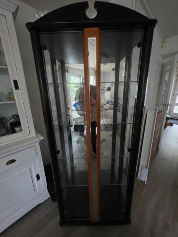 Te koop: Glazen vitrinekast beschikbaar voor biedingen