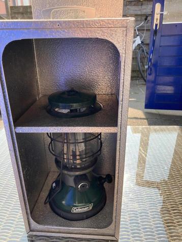 Coleman benzine lamp met traanplaat bekisting beschikbaar voor biedingen