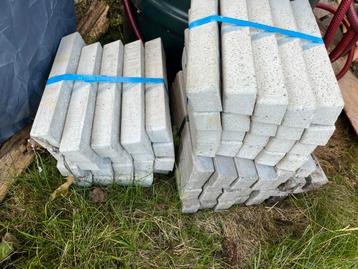 Ruim 30 betonnen afstandhouders, stelblokjes, dekkingsblokje beschikbaar voor biedingen