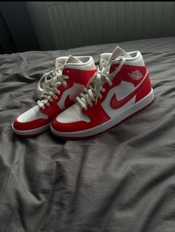 Nike Jordans Rood/wit beschikbaar voor biedingen