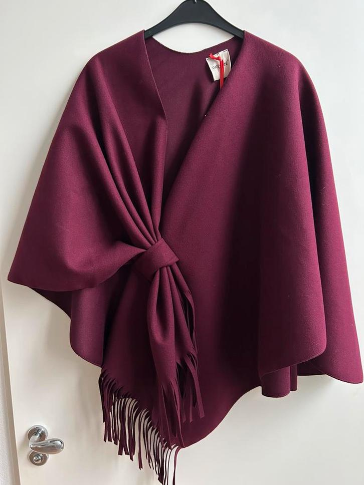 GARCONNE poncho bordeauxrood mt TU, Kleding | Dames, Overige Dameskleding, Nieuw, Ophalen of Verzenden