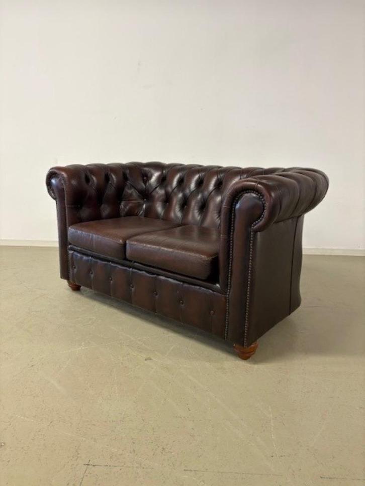 Nette Engelse Chesterfield 2-zitsbank in rundleder, Huis en Inrichting, Fauteuils, Gebruikt, Leer, 125 cm of meer, 75 tot 100 cm
