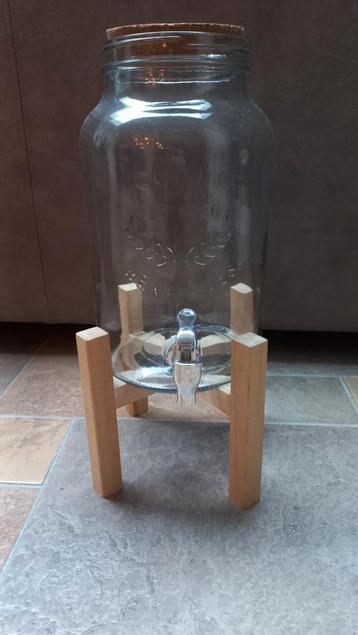 Drinken of water kan op houten tray. beschikbaar voor biedingen