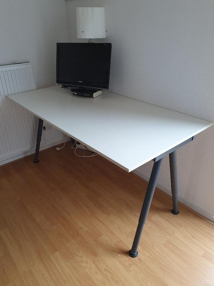 Mooi verstelbaar bureau ikea ‘galant’, Huis en Inrichting, Bureaus, Gebruikt, Bureau, In hoogte verstelbaar, Ophalen