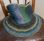 Door kunstenares gemaakte hoed/muts in mooie kleuren, Kleding | Dames, Hoeden en Petten, Verzenden, Zo goed als nieuw, 55 cm (S, 6⅞ inch) of minder