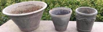 Oude stenen bloempotten brocante grijs beschikbaar voor biedingen