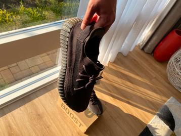 Yeezy Boost 350 v2 Cilinder Black/Grey beschikbaar voor biedingen