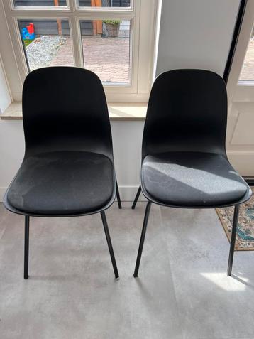 Zwarte stoelen gebruikt beschikbaar voor biedingen