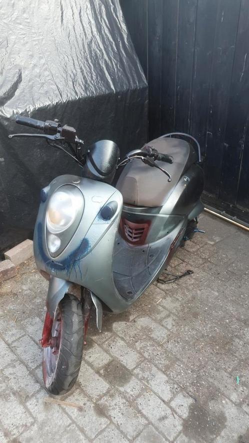 Leuke beun scooter (sym mio) rijdt en werkt top, Fietsen en Brommers, Scooters | SYM, Zo goed als nieuw, Overige modellen, Ophalen