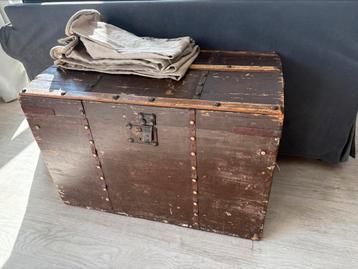 Grote brocante oude houten hutkoffer beschikbaar voor biedingen