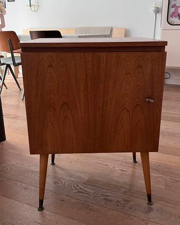 Vintage (naai)kastje beschikbaar voor biedingen