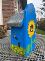 Handbeschilderd Vogelhuisje met Zonnebloemen en Bijenkorf, Tuin en Terras, Vogelhuisjes en Vogelbaden, Ophalen of Verzenden, Nieuw