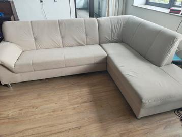 Beige hoekbank, moet nu weg!