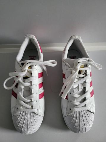 Sportieve wit-roze damesschoenen van Adidas – Maart 37,5