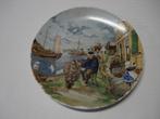 Porselein/Wandbord Visser werkt aan vissersnet, Antiek en Kunst, Antiek | Wandborden en Tegels, Ophalen of Verzenden