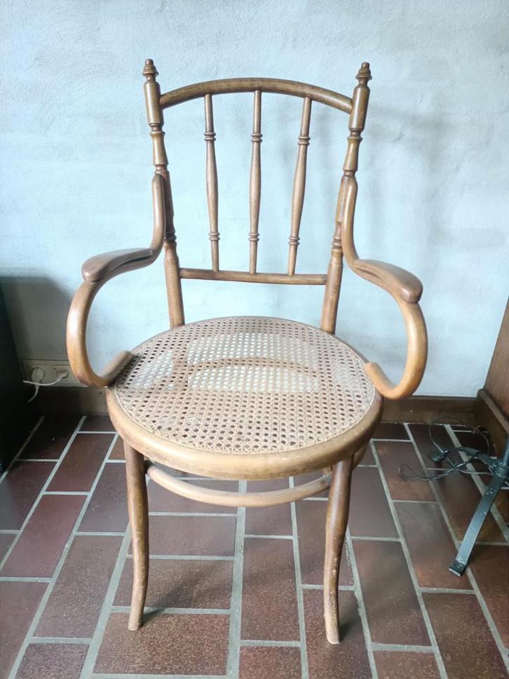 Thonet Armstoel met Rotan Zitting, Antiek en Kunst, Antiek | Meubels | Stoelen en Banken, Ophalen