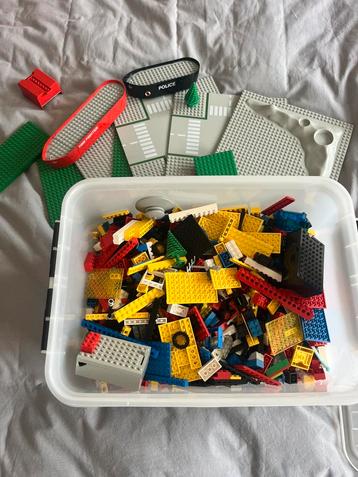Grote box LEGO EN 3 gevulde LEGO boxjes beschikbaar voor biedingen