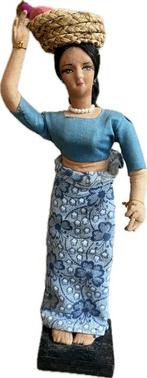Vintage klederdracht pop Bali / Indonesie. Vrouw met mand., Ophalen