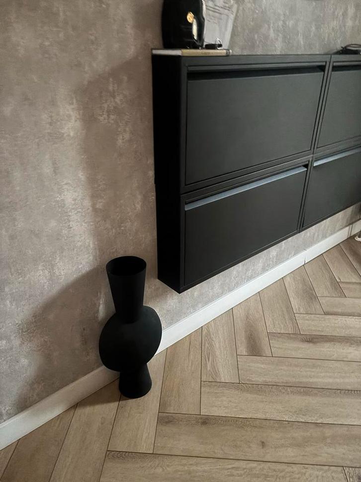 Stijlvolle zwarte vaas - Modern design, Huis en Inrichting, Woonaccessoires | Vazen, Zo goed als nieuw, Zwart, 75 cm of meer, Steen