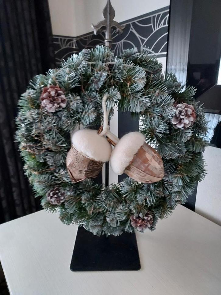 Decoratieve kerstkrans met eikels en standaard, Huis en Inrichting, Woonaccessoires | Kransen, Zo goed als nieuw, Ophalen of Verzenden