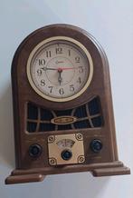 Nostalgisch tafelklokje met radio, werkt op batterijen, Ophalen of Verzenden, Gebruikt, Analoog, Wekker of Tafelklok
