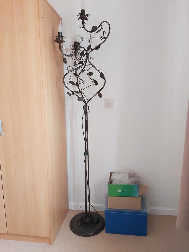 Sierlijke Staande Lamp - Krullend Metaal met Bladmotief, Huis en Inrichting, Lampen | Vloerlampen, Gebruikt, 150 tot 200 cm, Metaal