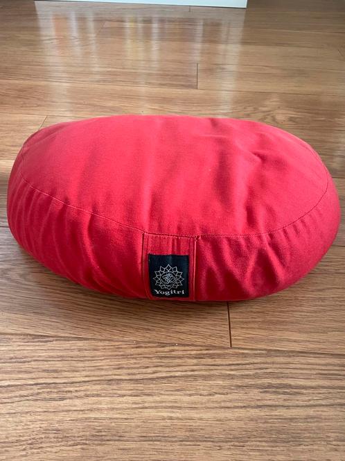 Yogitri meditatiekussen (zafu) – rood – in goede staat, Sport en Fitness, Yoga en Pilates, Gebruikt, Yoga-accessoire, Ophalen of Verzenden