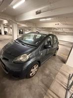 Toyota Aygo 1.0 12V Vvt-i 5DRS 2012 Grijs, Auto's, Voorwielaandrijving, 4 stoelen, 68 pk, Origineel Nederlands
