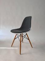 8x Vitra Eames Plastic Chair – gestoffeerd (wit-grijs/blauw), Overige kleuren, Zo goed als nieuw, Vijf, Zes of meer stoelen, Ophalen