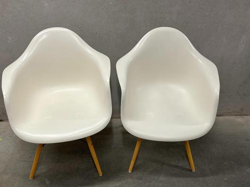 Eames Plastic Arm Chair DAR  houten onderstel 2 stuks, Huis en Inrichting, Stoelen, Gebruikt, Twee, Hout, Kunststof, Wit, Ophalen of Verzenden
