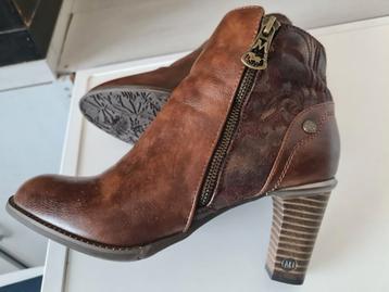 Te koop sneakers en mustang laarsjes beschikbaar voor biedingen