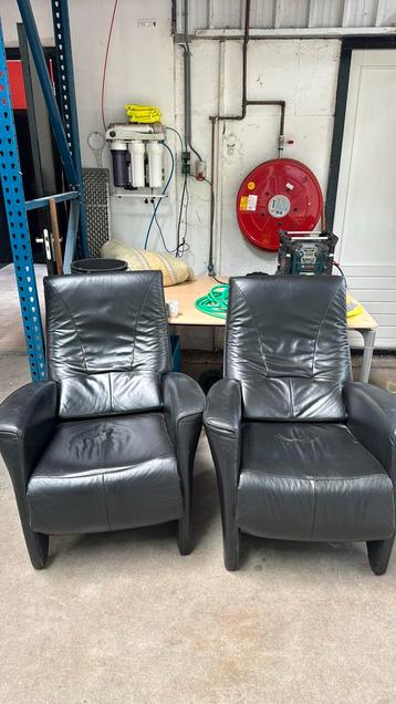 Twee leren stoelen