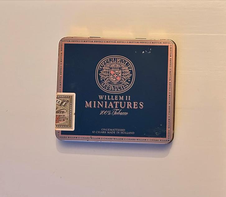 Willem II Miniatures Sigarenblik, Verzamelen, Rookartikelen, Aanstekers en Luciferdoosjes, Gebruikt, Tabaksdoos of Verpakking