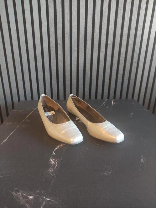 Ara maat 9/43 goudachtig, Kleding | Dames, Schoenen, Zo goed als nieuw, Schoenen met lage hakken, Beige, Ophalen of Verzenden