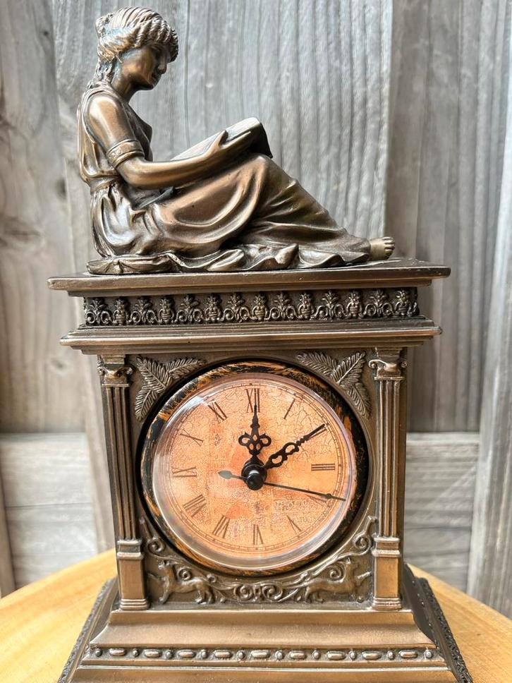 Bronzen Look Schoorsteenklok met Griekse Dame - Quartz Uurwe, Antiek en Kunst, Antiek | Klokken, Ophalen of Verzenden