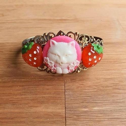 Kawaii decora kei roze witte kat met aardbeien armband, Sieraden, Tassen en Uiterlijk, Armbanden, Nieuw, Kunststof of Plastic