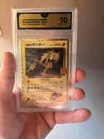 Pokémon Kaart - Rocket’s Zapdos (25th Anniversary)- JAPANS, Ophalen of Verzenden, Nieuw, Losse kaart, Foil