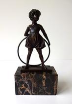 Bronzen beeld van staand meisje met hoepel Preifs 3306-b, Ophalen of Verzenden, Brons