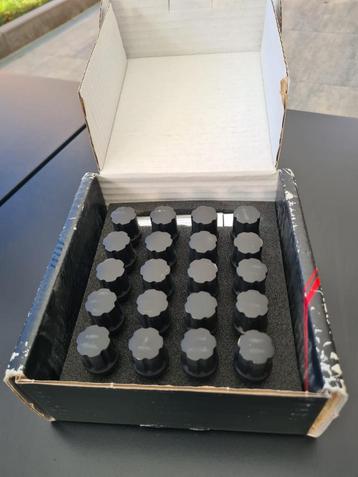 Nieuwe set wielbouten. beschikbaar voor biedingen