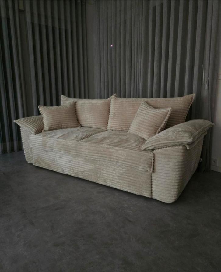 Te koop NIEUWE 3 zits bank NOG IN DE VERPAKKING., Huis en Inrichting, Banken | Sofa's en Chaises Longues, Nieuw, Driepersoons