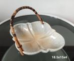 Vintage keramisch bonbonschaaltje met rotan hendel/hengsel, Gebruikt, Porselein of Keramiek, Schaal, Ophalen of Verzenden