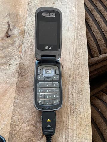 LG mobiele telefoon met oplader beschikbaar voor biedingen