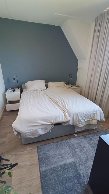 Tweepersoons bed met hoog-laag functie beschikbaar voor biedingen