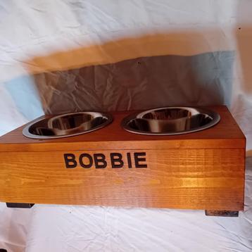 Ambachtelijke houten voerbak met naam – handgemaakt & uniek beschikbaar voor biedingen