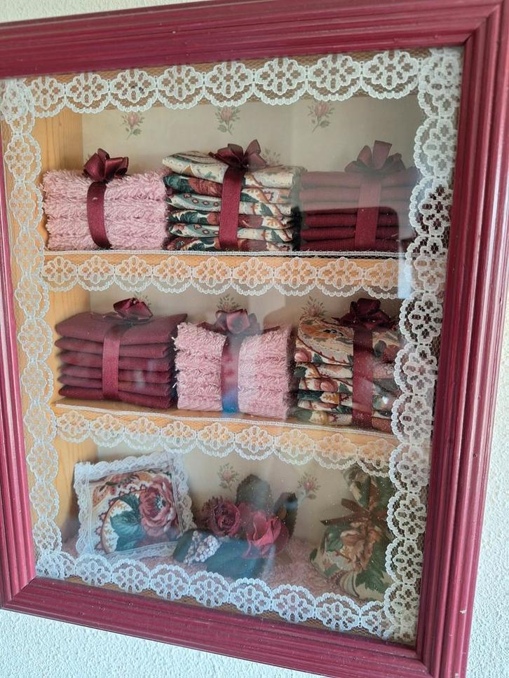 Vintage Kijkkastje met Stoffen en Decoraties, Huis en Inrichting, Kasten | Overige, Gebruikt, Ophalen of Verzenden