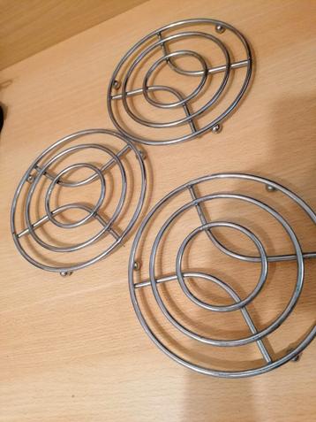 3 Metalen Pan-Onderzetters beschikbaar voor biedingen