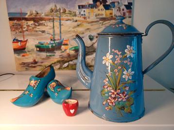 Blauwe Franse Koffiepot met Bloemen beschikbaar voor biedingen