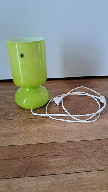 Groene glazen tafellamp beschikbaar voor biedingen
